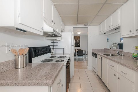 Condo in Pompano Beach, Florida, 2 bedrooms  № 1707297 - photo 12