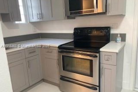 Снять в аренду виллу или дом в Майами, Флорида 3 спальни, № 1973979 - фото 3