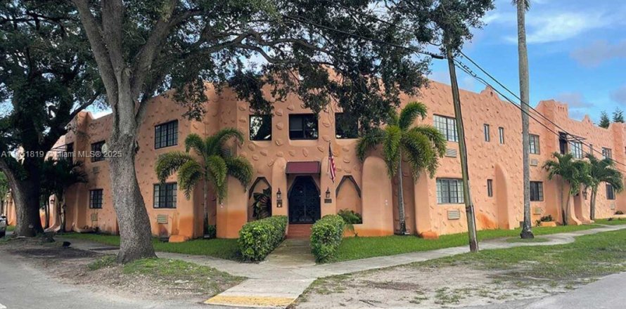 Коммерческая недвижимость в Майами-Спрингс, Флорида 1563.17м2 № 2035021