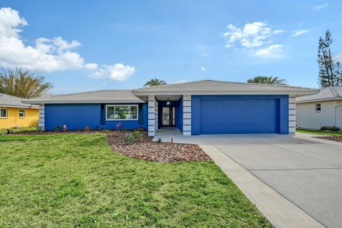 House in Sarasota, Florida 2 bedrooms, 168.71 sq.m. № 1538606 - photo 1