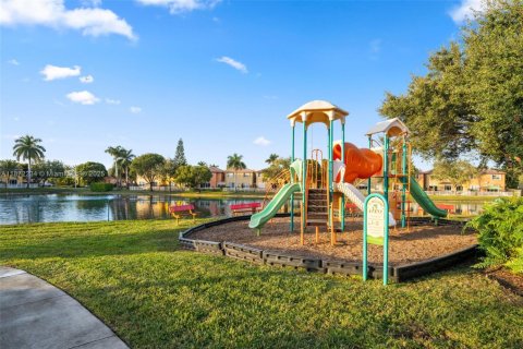 House in Doral, Florida 4 bedrooms, 187.29 sq.m. № 1897776 - photo 7