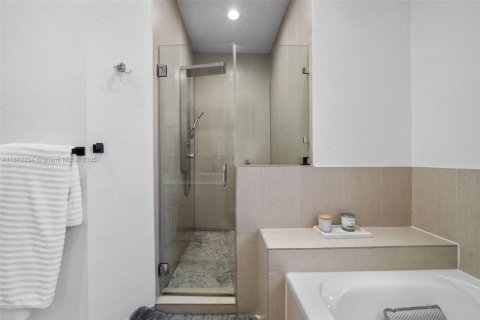 House in Doral, Florida 4 bedrooms, 187.29 sq.m. № 1897776 - photo 16