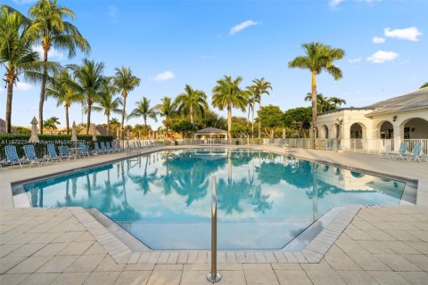 House in Doral, Florida 4 bedrooms, 187.29 sq.m. № 1897776 - photo 12