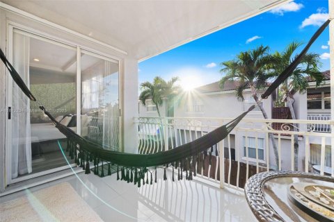 House in Doral, Florida 4 bedrooms, 187.29 sq.m. № 1897776 - photo 11