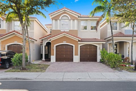 House in Doral, Florida 4 bedrooms, 187.29 sq.m. № 1897776 - photo 1