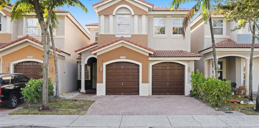 House in Doral, Florida 4 bedrooms, 187.29 sq.m. № 1897776