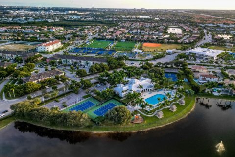 House in Doral, Florida 4 bedrooms, 187.29 sq.m. № 1897776 - photo 4