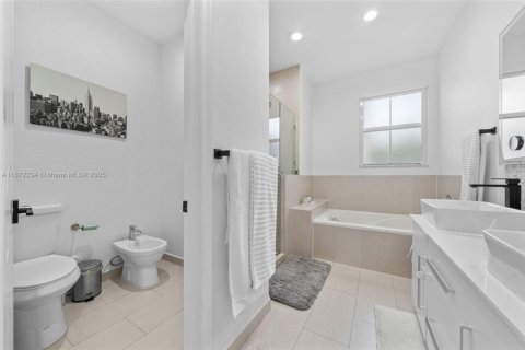 House in Doral, Florida 4 bedrooms, 187.29 sq.m. № 1897776 - photo 17