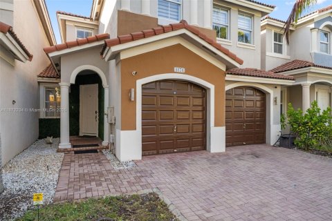House in Doral, Florida 4 bedrooms, 187.29 sq.m. № 1897776 - photo 2