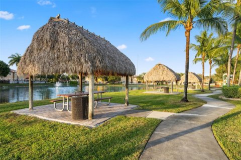 House in Doral, Florida 4 bedrooms, 187.29 sq.m. № 1897776 - photo 6