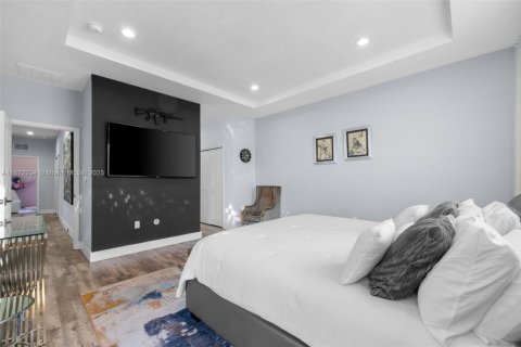 House in Doral, Florida 4 bedrooms, 187.29 sq.m. № 1897776 - photo 14