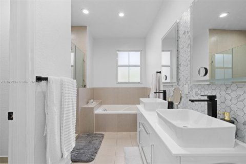 House in Doral, Florida 4 bedrooms, 187.29 sq.m. № 1897776 - photo 15