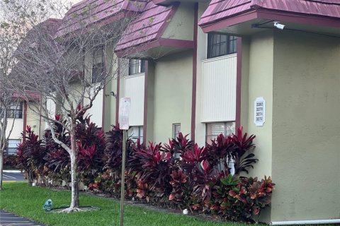 Снять в аренду кондоминиум в Корал-Спрингс, Флорида 2 спальни, 80.82м2, № 1952818 - фото 1