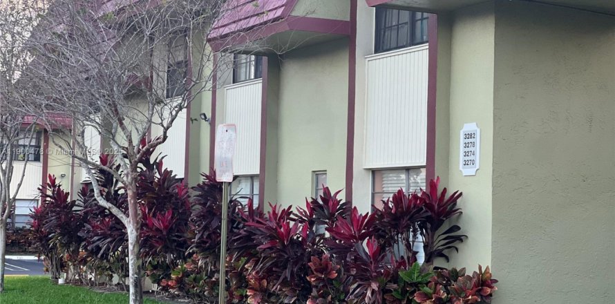 Кондоминиум с 2 спальнями в Корал-Спрингс, Флорида № 1952818