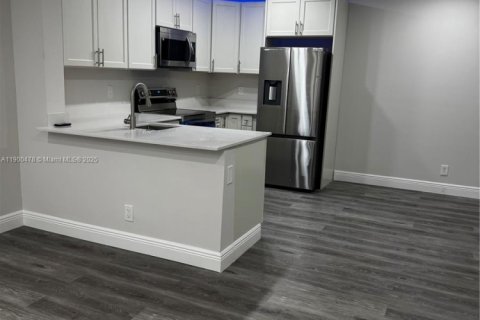 Снять в аренду кондоминиум в Корал-Спрингс, Флорида 2 спальни, 80.82м2, № 1952818 - фото 2