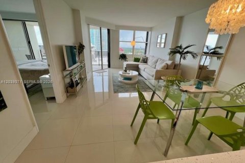 Condominio en alquiler en Miami, Florida, 1 dormitorio, 80.64 m2 № 2086144 - foto 2