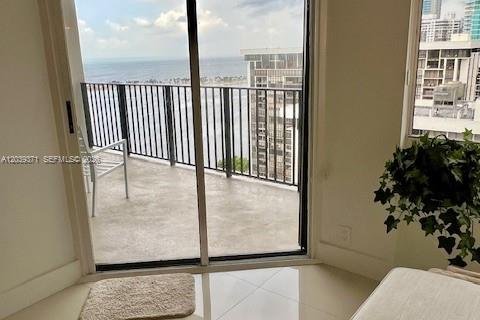 Condominio en alquiler en Miami, Florida, 1 dormitorio, 80.64 m2 № 2086144 - foto 5