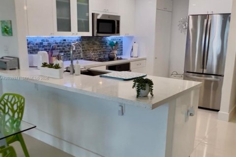 Condominio en alquiler en Miami, Florida, 1 dormitorio, 80.64 m2 № 2086144 - foto 7