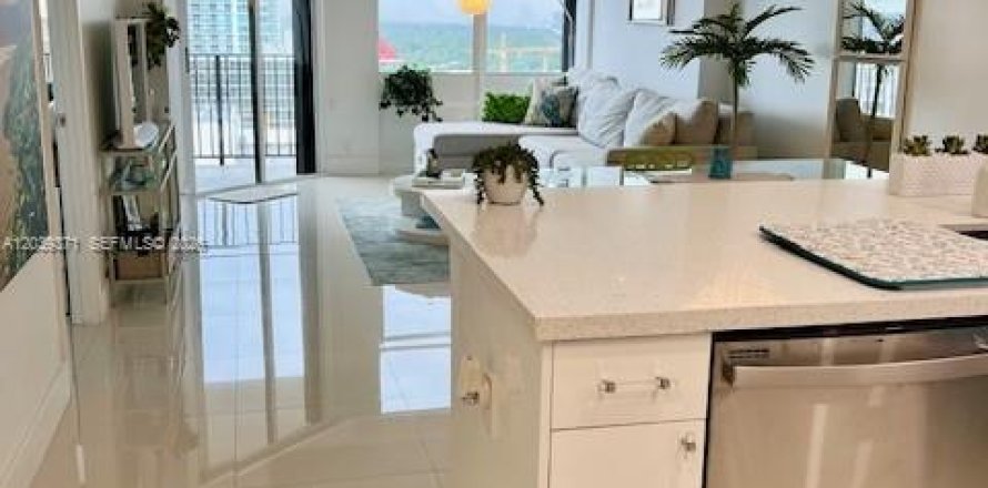Condominio en Miami, Florida, 1 dormitorio  № 2086144