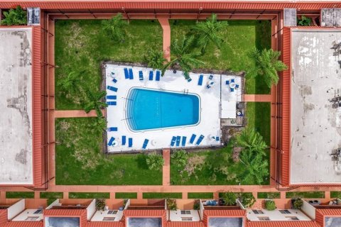 Condo in Treasure Island, Florida, 1 bedroom  № 1766239 - photo 24