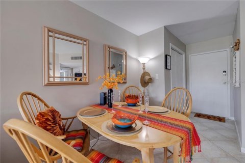 Condo in Treasure Island, Florida, 1 bedroom  № 1766239 - photo 12