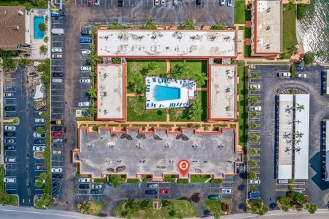 Condo in Treasure Island, Florida, 1 bedroom  № 1766239 - photo 23