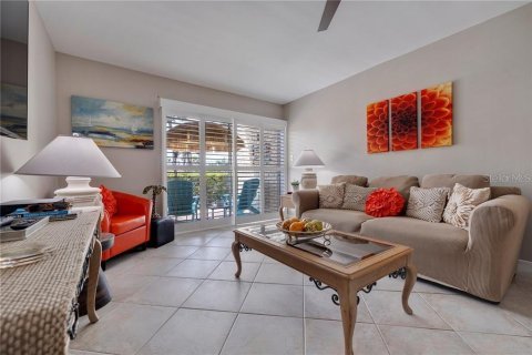 Condo in Treasure Island, Florida, 1 bedroom  № 1766239 - photo 8