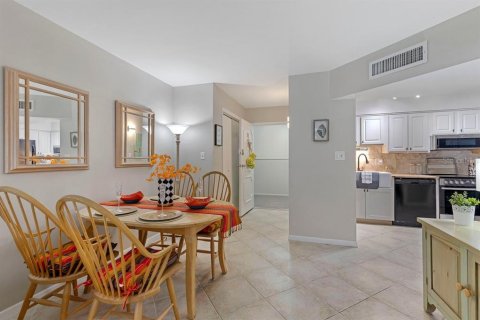 Condo in Treasure Island, Florida, 1 bedroom  № 1766239 - photo 11
