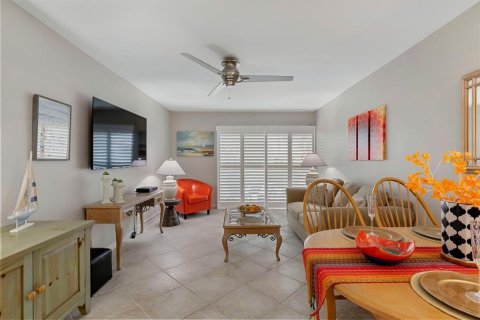 Condo in Treasure Island, Florida, 1 bedroom  № 1766239 - photo 9