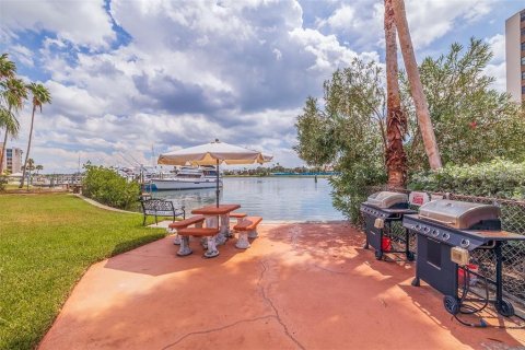 Condo in Treasure Island, Florida, 1 bedroom  № 1766239 - photo 27