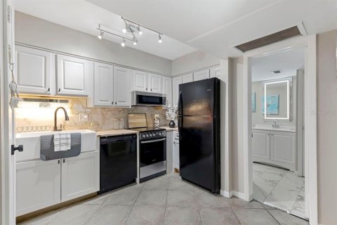 Condo in Treasure Island, Florida, 1 bedroom  № 1766239 - photo 14