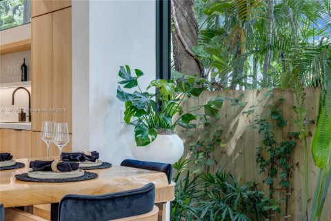 Casa en alquiler en Miami, Florida, 3 dormitorios, 469.34 m2 № 2054975 - foto 10