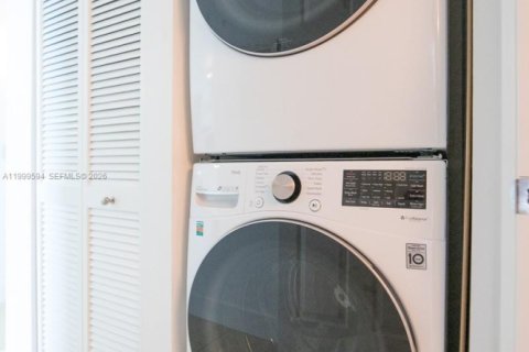 Снять в аренду кондоминиум в Форт-Лодердейл, Флорида 1 спальня, 70.23м2, № 2065384 - фото 17