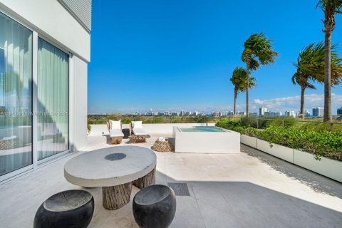 Copropriété à louer à Miami Beach, Floride: 2 chambres, 392.98 m2 № 1974265 - photo 12