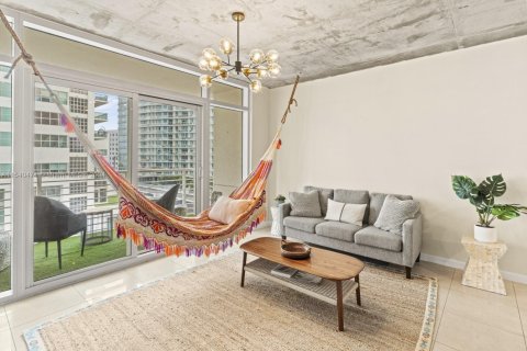 Condominio en alquiler en Miami, Florida, 1 dormitorio, 71.63 m2 № 1938096 - foto 1