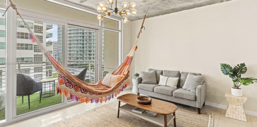 Condominio en Miami, Florida, 1 dormitorio  № 1938096