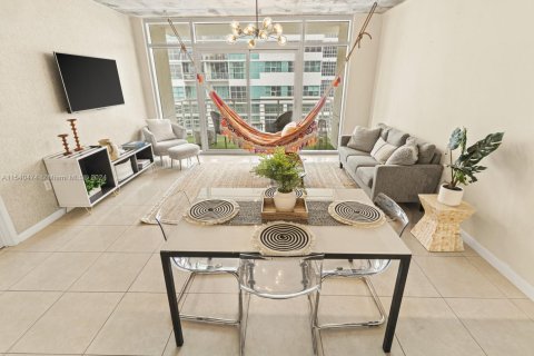 Condominio en alquiler en Miami, Florida, 1 dormitorio, 71.63 m2 № 1938096 - foto 4