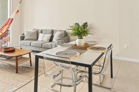 Condominio en alquiler en Miami, Florida, 1 dormitorio, 71.63 m2 № 1938096 - foto 8