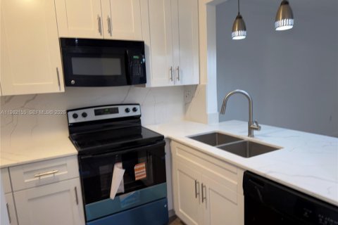 Condo in Miami, Florida, 3 bedrooms  № 2043083 - photo 18