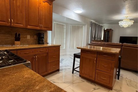 Casa en alquiler en Sunrise, Florida, 4 dormitorios, 229.28 m2 № 2059777 - foto 10