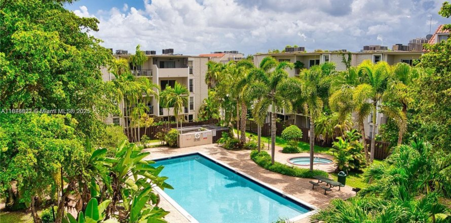 Condominio en Pinecrest, Florida, 2 dormitorios № 1845870