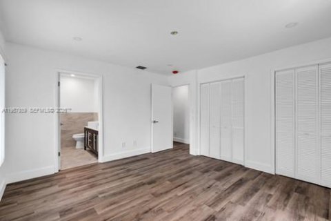 Casa en venta en Miami, Florida, 4 dormitorios № 2019839 - foto 14