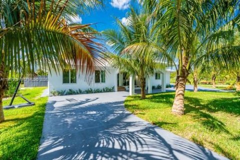 Casa en venta en Miami, Florida, 4 dormitorios № 2019839 - foto 2