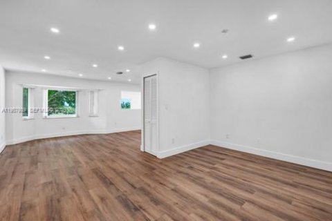 Casa en venta en Miami, Florida, 4 dormitorios № 2019839 - foto 7