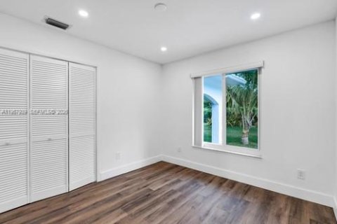 Casa en venta en Miami, Florida, 4 dormitorios № 2019839 - foto 19