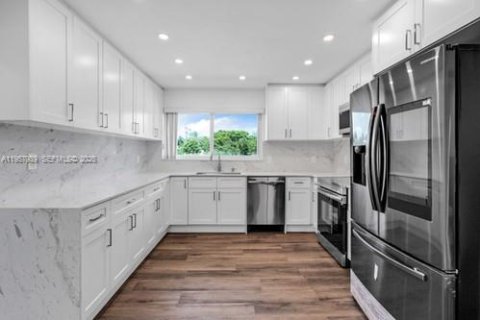 Casa en venta en Miami, Florida, 4 dormitorios № 2019839 - foto 11