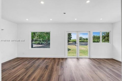 Casa en venta en Miami, Florida, 4 dormitorios № 2019839 - foto 12