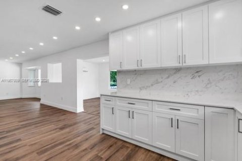 Casa en venta en Miami, Florida, 4 dormitorios № 2019839 - foto 9