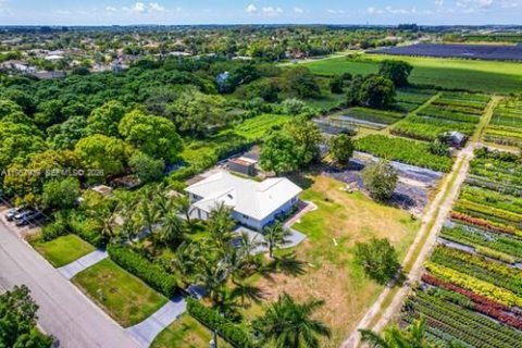 Casa en venta en Miami, Florida, 4 dormitorios № 2019839 - foto 3