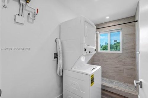 Casa en venta en Miami, Florida, 4 dormitorios № 2019839 - foto 24